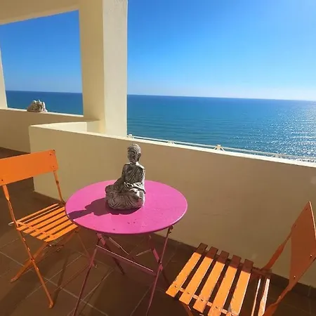 Les Balcons Face A La *